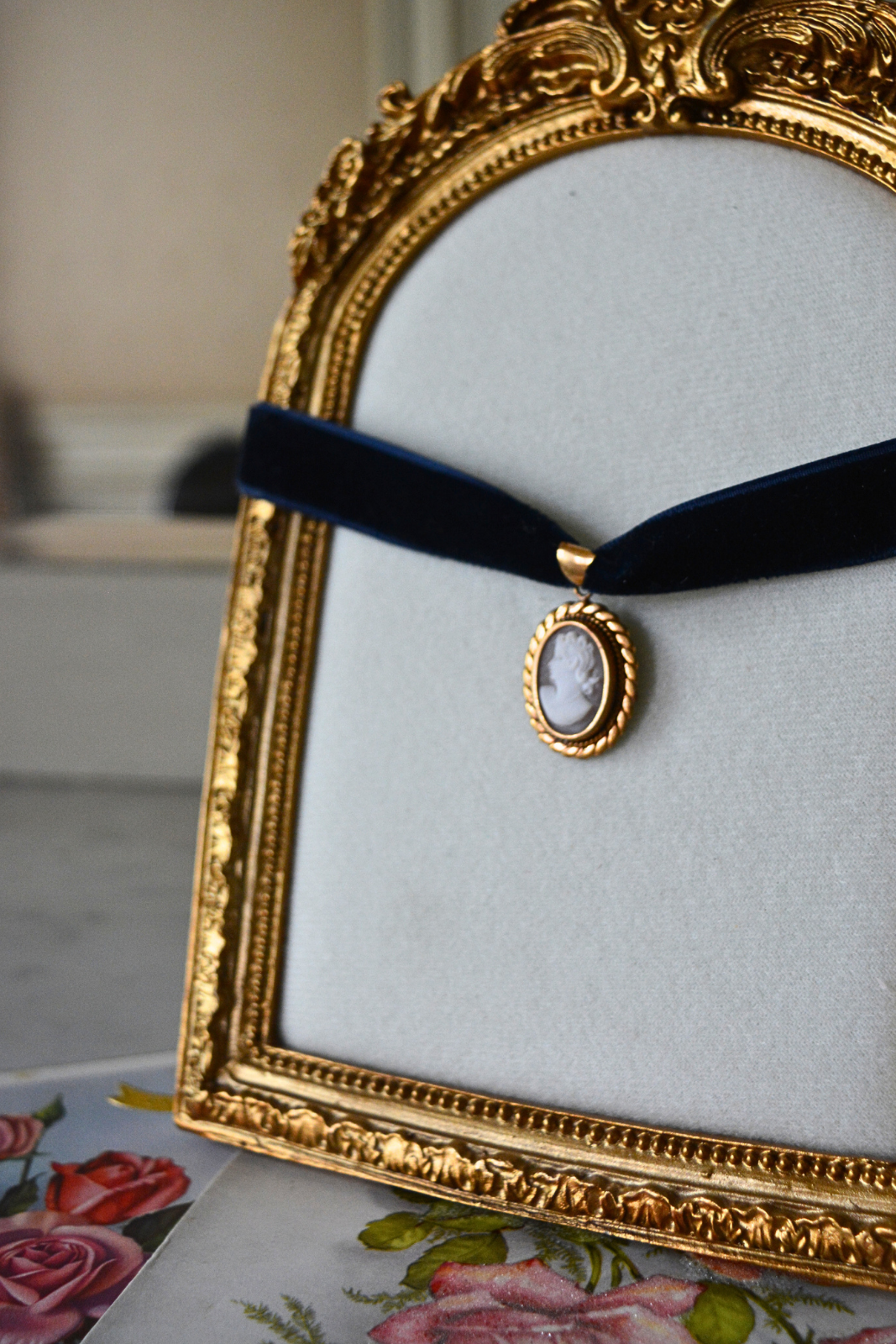 Collier Velour ras de cou pendentif camée coquillage