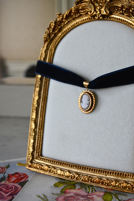 Collier Velour ras de cou pendentif camée coquillage