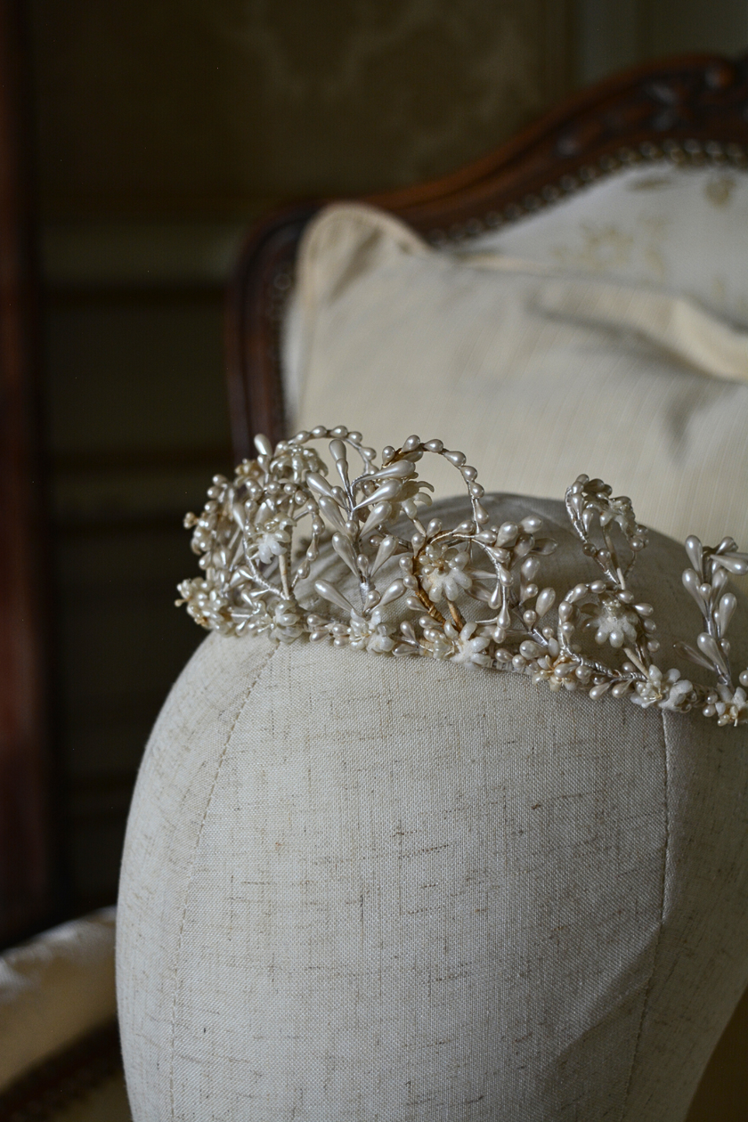 Couronne de Mariée Ancienne en Fleurs de Cire et Perles