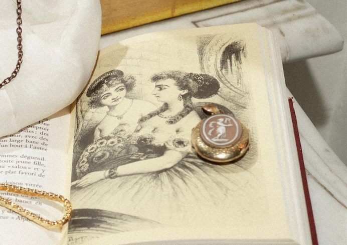 Médaillon Doré Victorien avec Camée Ancien