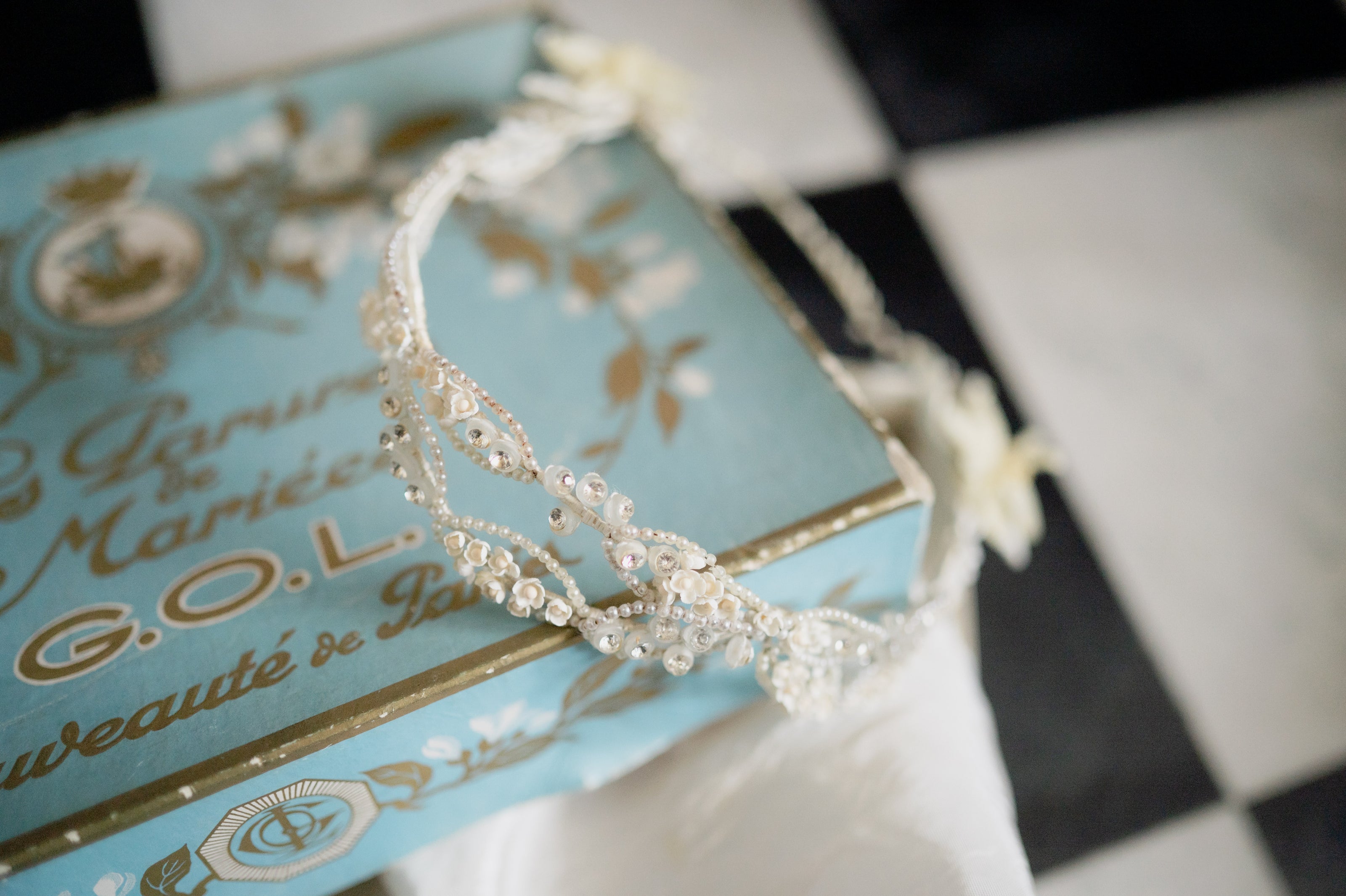Parure de Mariée Ancienne avec Couronne Perlée et Fleurs en Cire