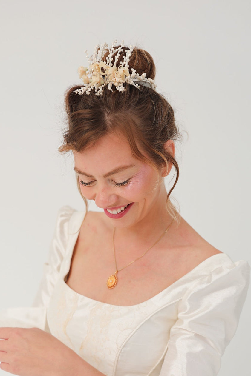 Couronne de Fleurs de Cire pour Chignon Flora