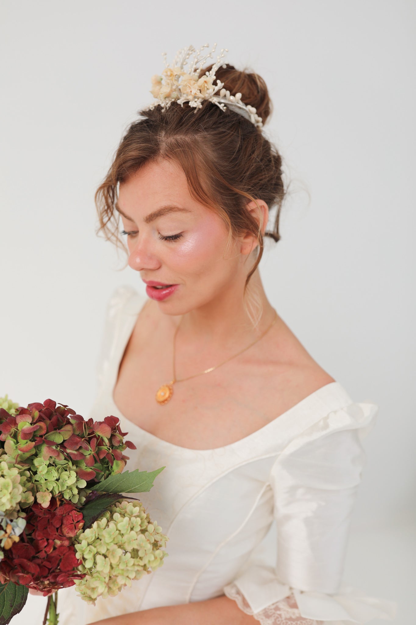 Couronne de Fleurs de Cire pour Chignon Flora