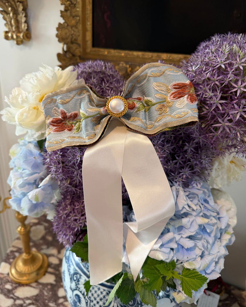 noeud bleu héritage couture avec galons et ruban satin blanc et bouton doré et blanc nacré