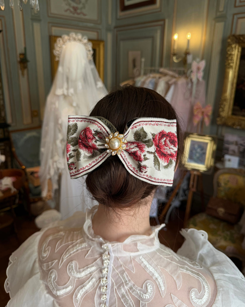 noeud héritage avec roses rouge, bouton doré et nacré
