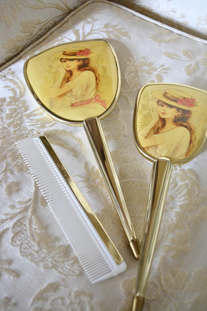 Set de Coiffure Vintage Doré au Portrait Romantique