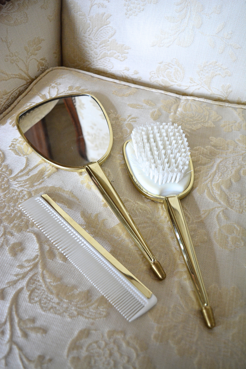 Set de Coiffure Vintage Doré au Portrait Romantique